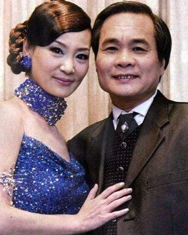 她是演员刘雪华,嫁给大13岁老公邓育昆,如今60岁风韵犹存