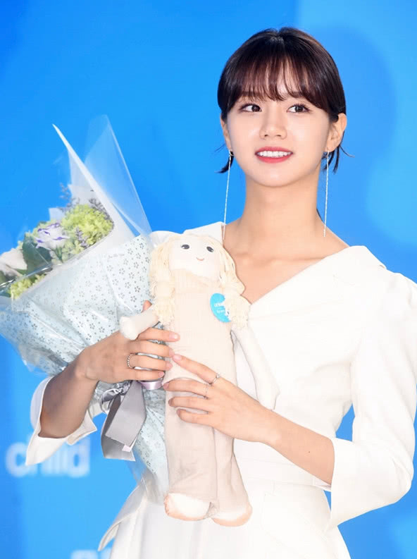 李惠利一身白裙亮相,扎着低马尾红唇妆容,清纯中不失女人味!