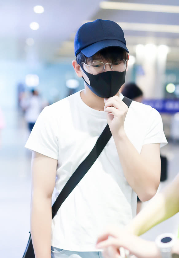 彭昱畅穿白t恤破洞牛仔裤清爽简约整体造型青春又有活力