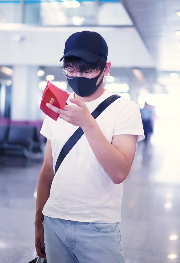 彭昱畅穿白t恤破洞牛仔裤清爽简约整体造型青春又有活力