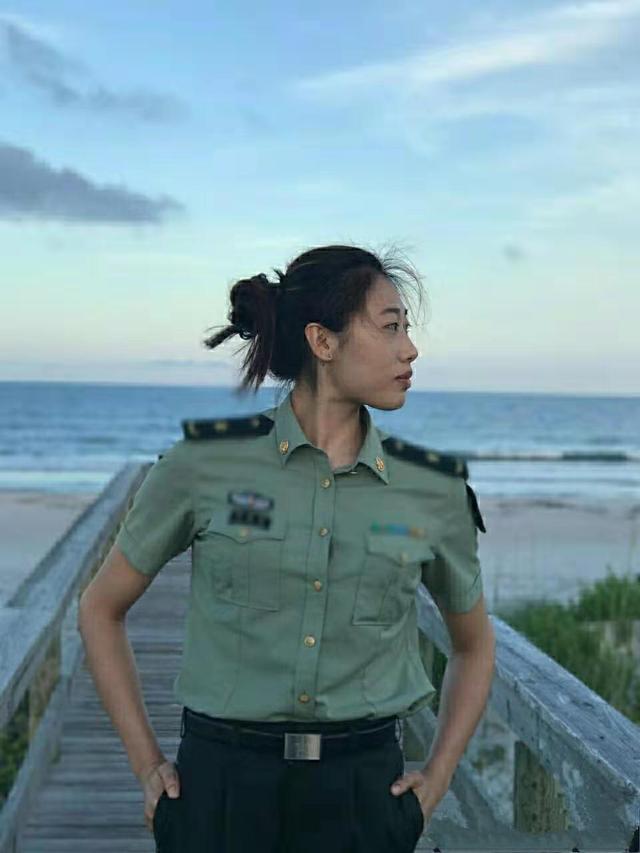 中国女排刘晏含穿上军装,飒爽英姿,仪态不凡,美