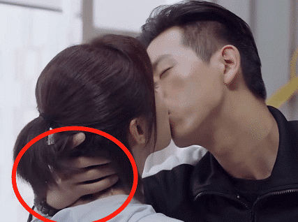 杨紫李现拍甜蜜吻戏,谁注意他的"小动作",网友:暴露真实人品