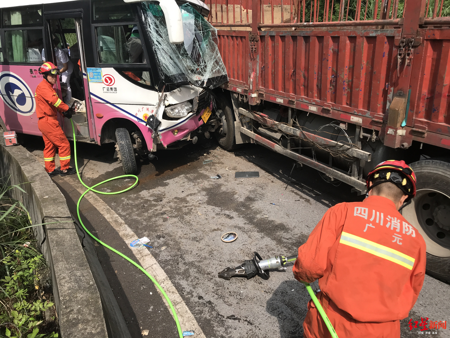 四川广元客车与货车迎面相撞 被困客车司机已送医