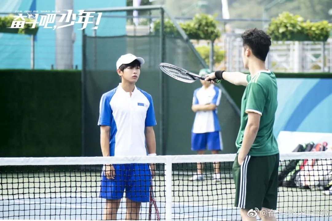 讲述了以路夏为代表的网球少年们,通过刻苦的训练,比赛,不仅要和