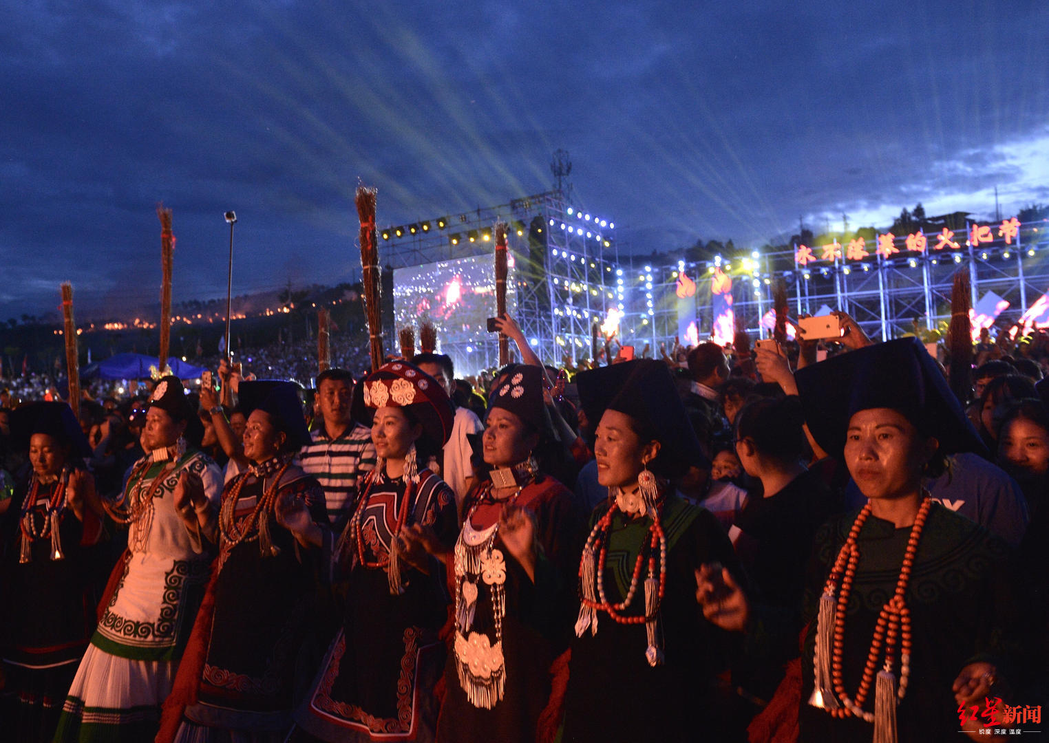 火炎焱燚西昌火把节来了30多万人打火把狂欢场面太壮观