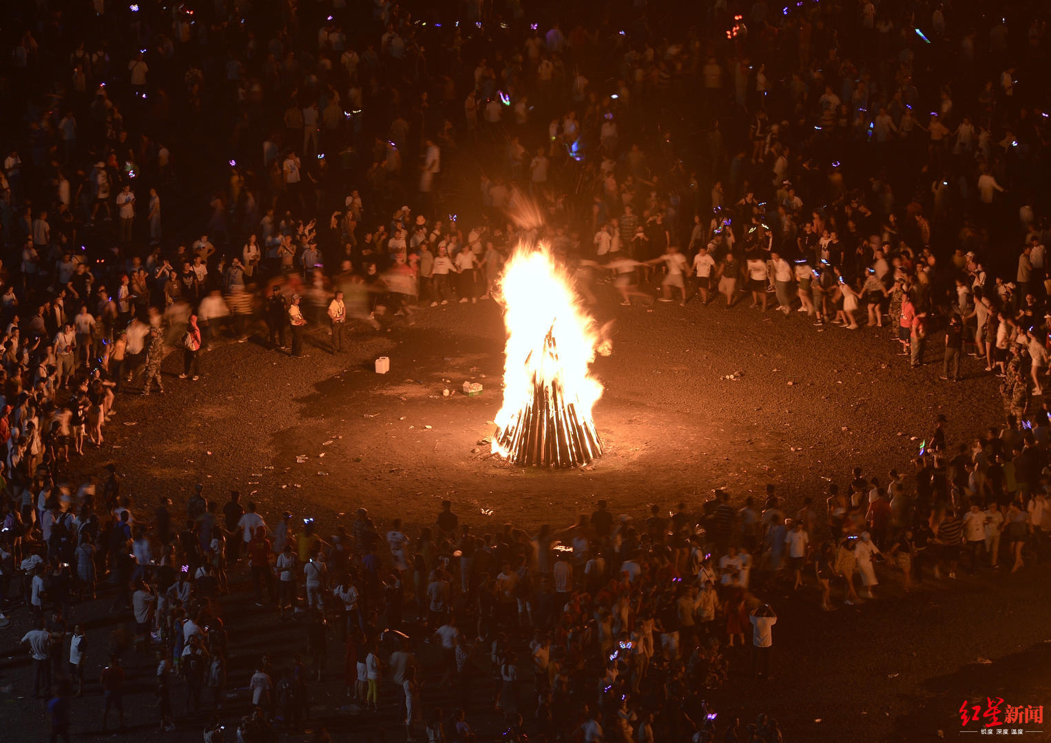 火炎焱燚西昌火把节来了30多万人打火把狂欢场面太壮观