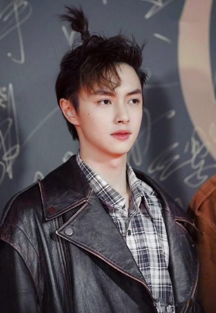 36岁杨烁真拼了,扎冲天小辫还不够,还给面部涂上白色油彩辣眼睛