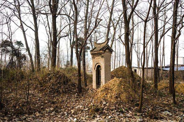 1970年这地方要平坟造田,可是有一座老坟,领头的却说:别动