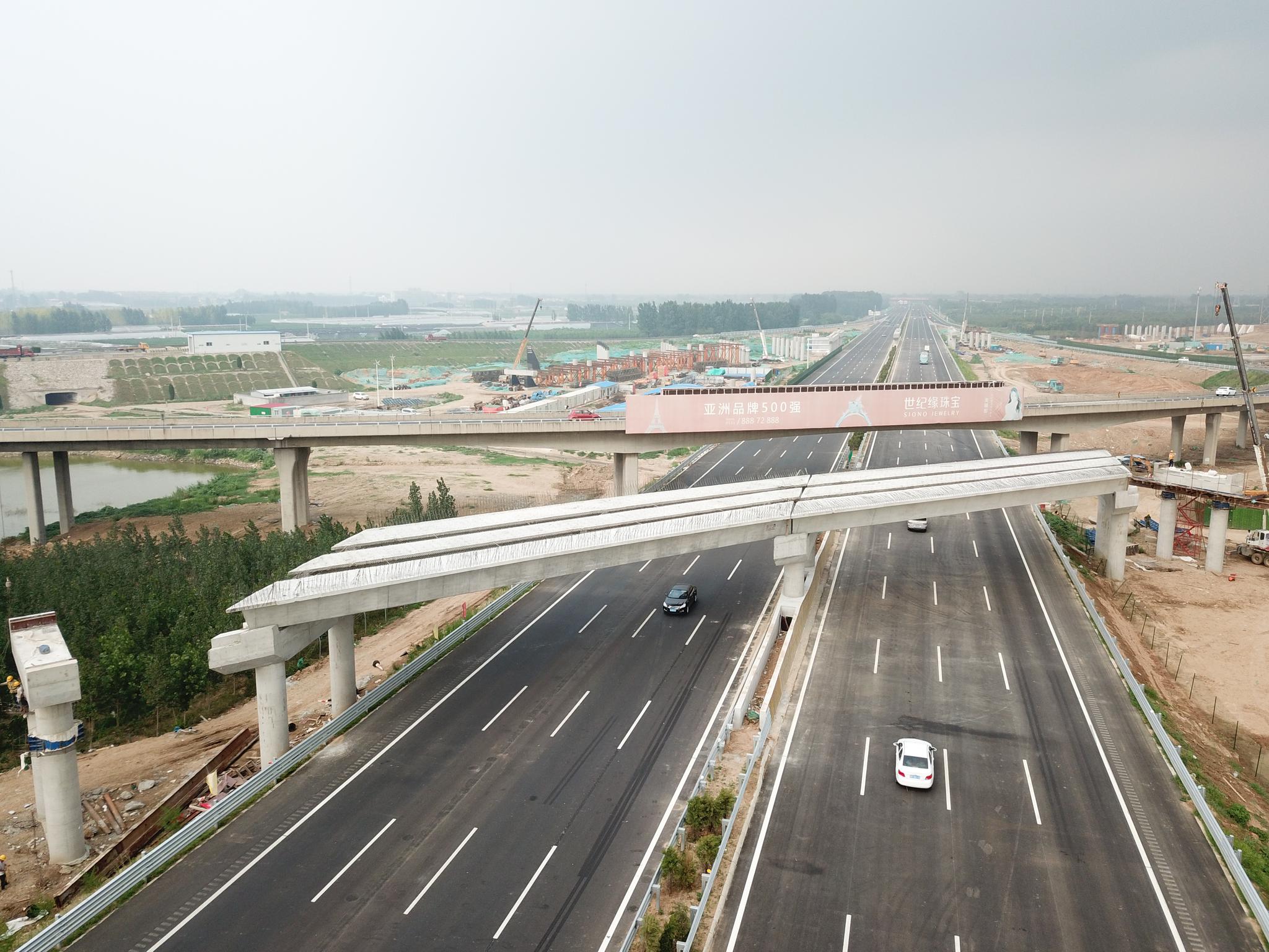济南大东环项目箱梁成功跨越济广高速 将于2020年底全线通车