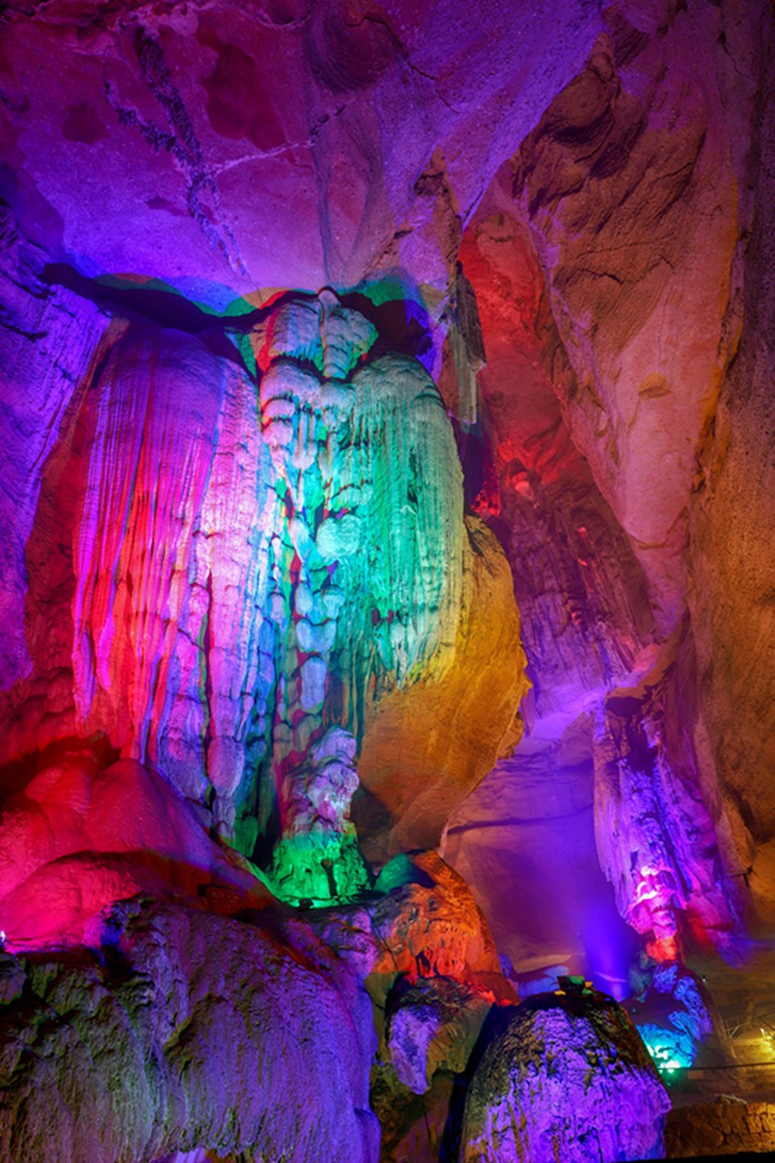 博物馆"时光的积淀其起源可追溯到2亿年前寻龙山的卧龙洞久违的凉爽