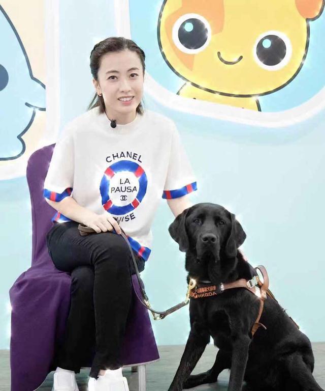 香港第一阔太甘比穿1万6香奈儿短袖做公益,人美心善随手捐10万