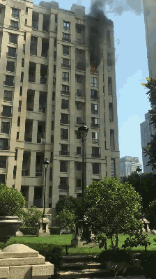 小区高层10楼起火 窗户被烧至脱落墙壁被熏黑