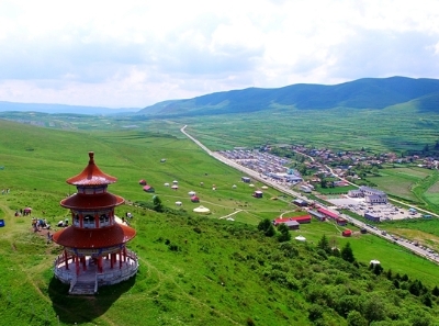 夏日航拍甘肃岷县狼渡滩水清草绿牛羊欢