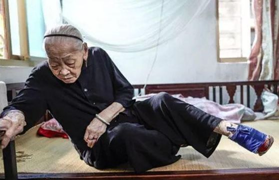 如今刘娘已经一百零五岁,但小脚从来不洗也只有丈夫一个人见过.