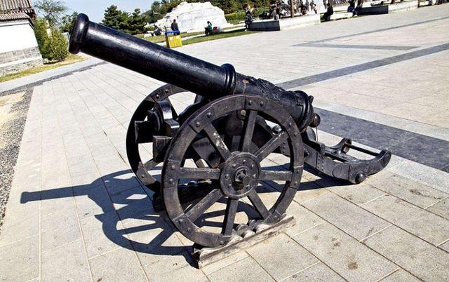 最早的火炮原理就是用火药把一个铁球推出去,和早期的火枪是一个原理