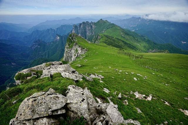 三伏天 穿上毛衣 带着家人 到秦岭分水岭上去纳凉