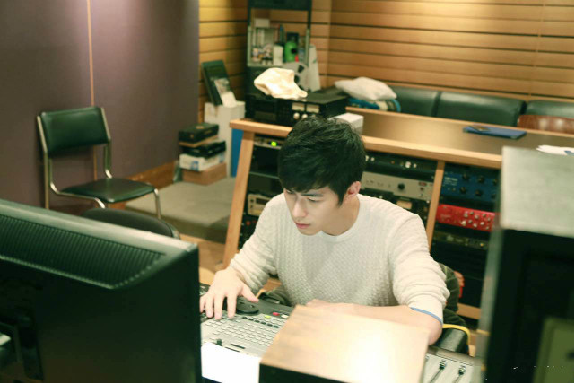 晒晒陈学冬的豪宅:墙面只是刷上大白漆,工作室却显得非常专业