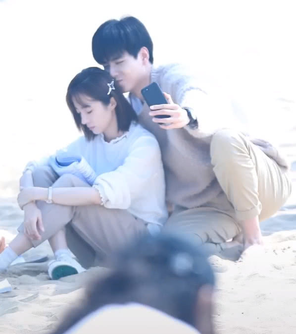 趁冰卿睡着,拍自己"偷亲冰卿发丝"照片|发丝|胡冰卿|胡一天_新浪新闻