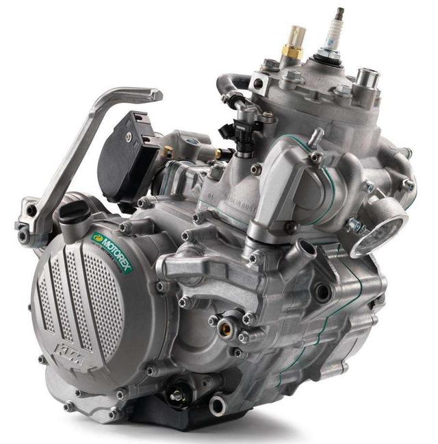 二冲程发动机与四冲程发动机在结构和工作原理上有什么区别?