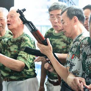 老兵回营再握枪|步枪|92式手枪_新浪新闻