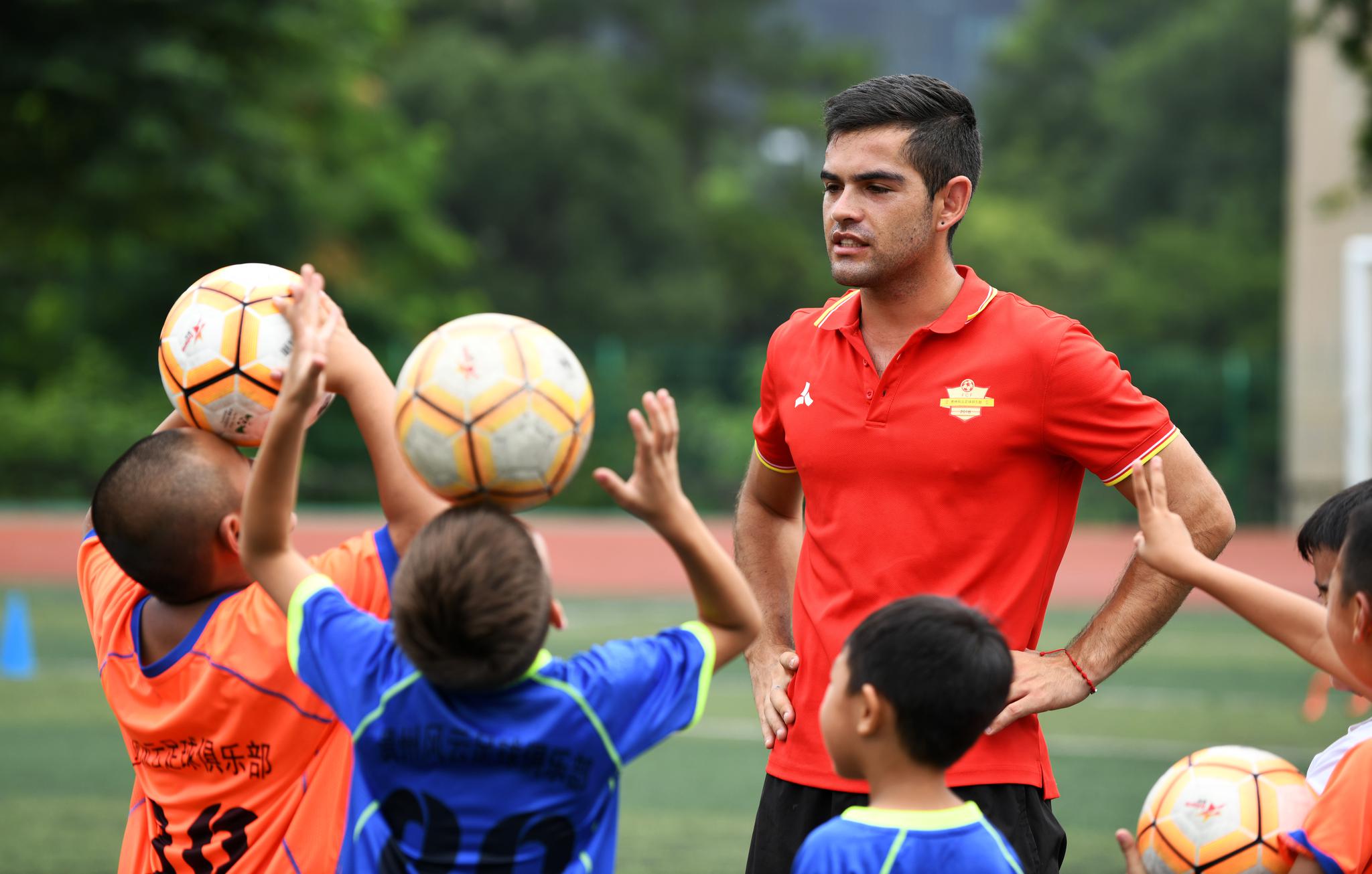 足球外教与中国的大山结缘