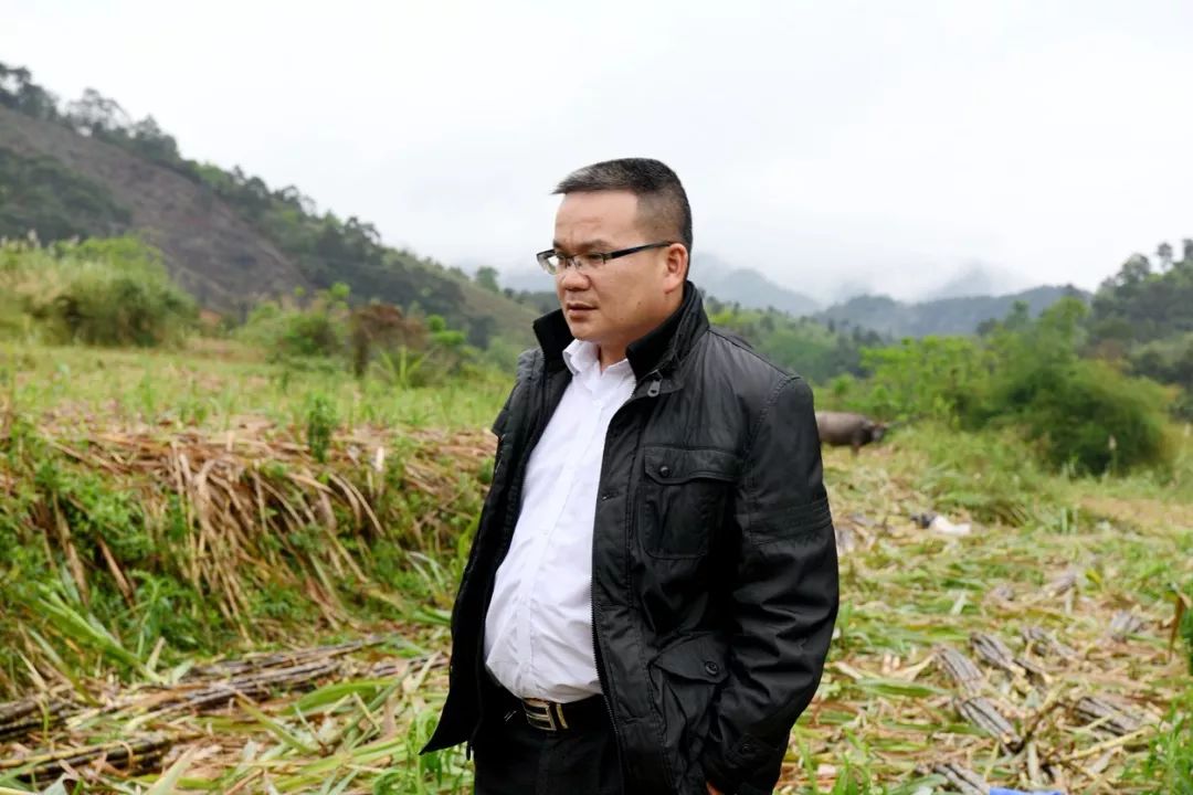 致敬最美奋斗者!扶贫一线的"好乡长爸爸"黎明华,为他投票!