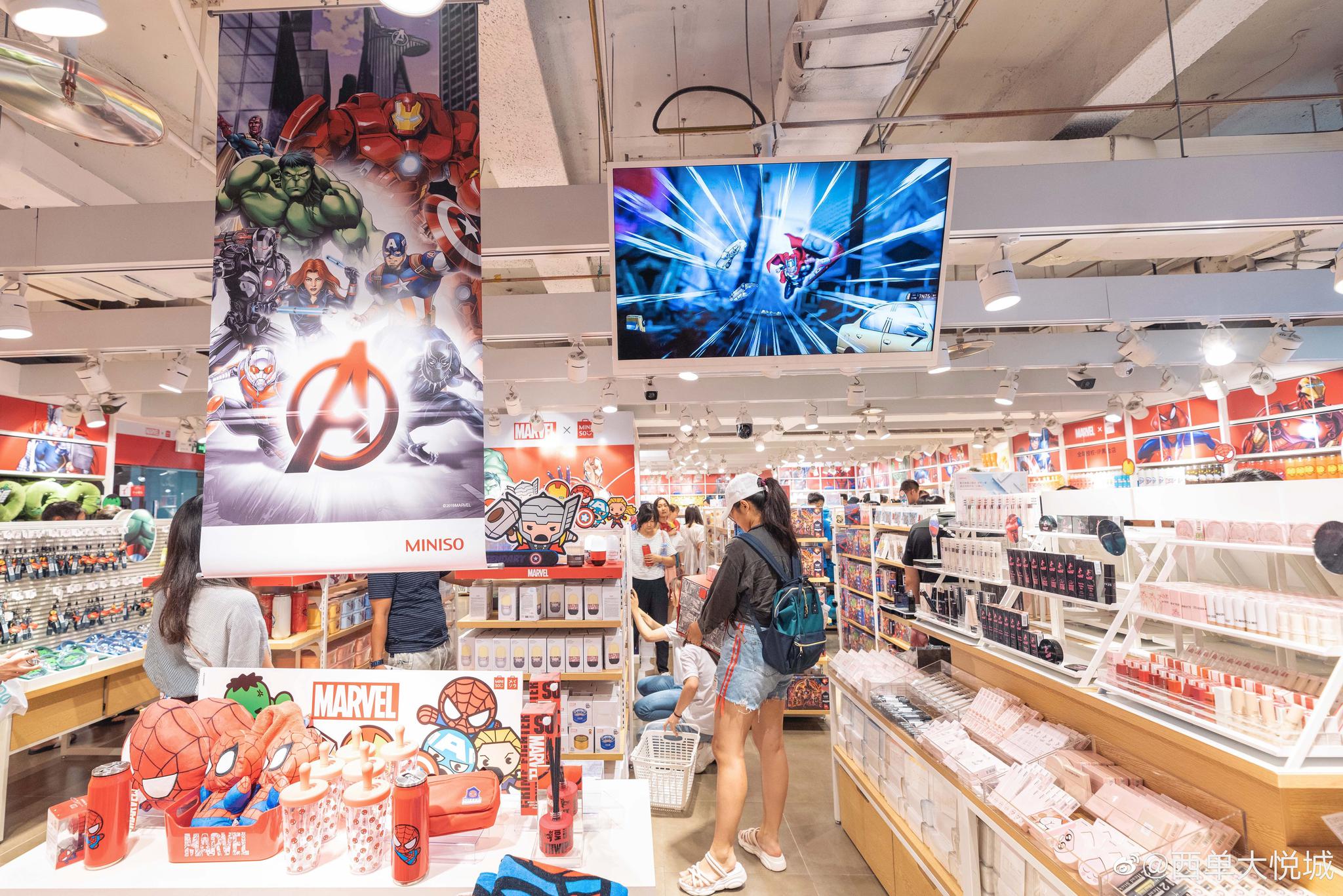 新店打卡│miniso联名漫威黑金店开到了大悦城