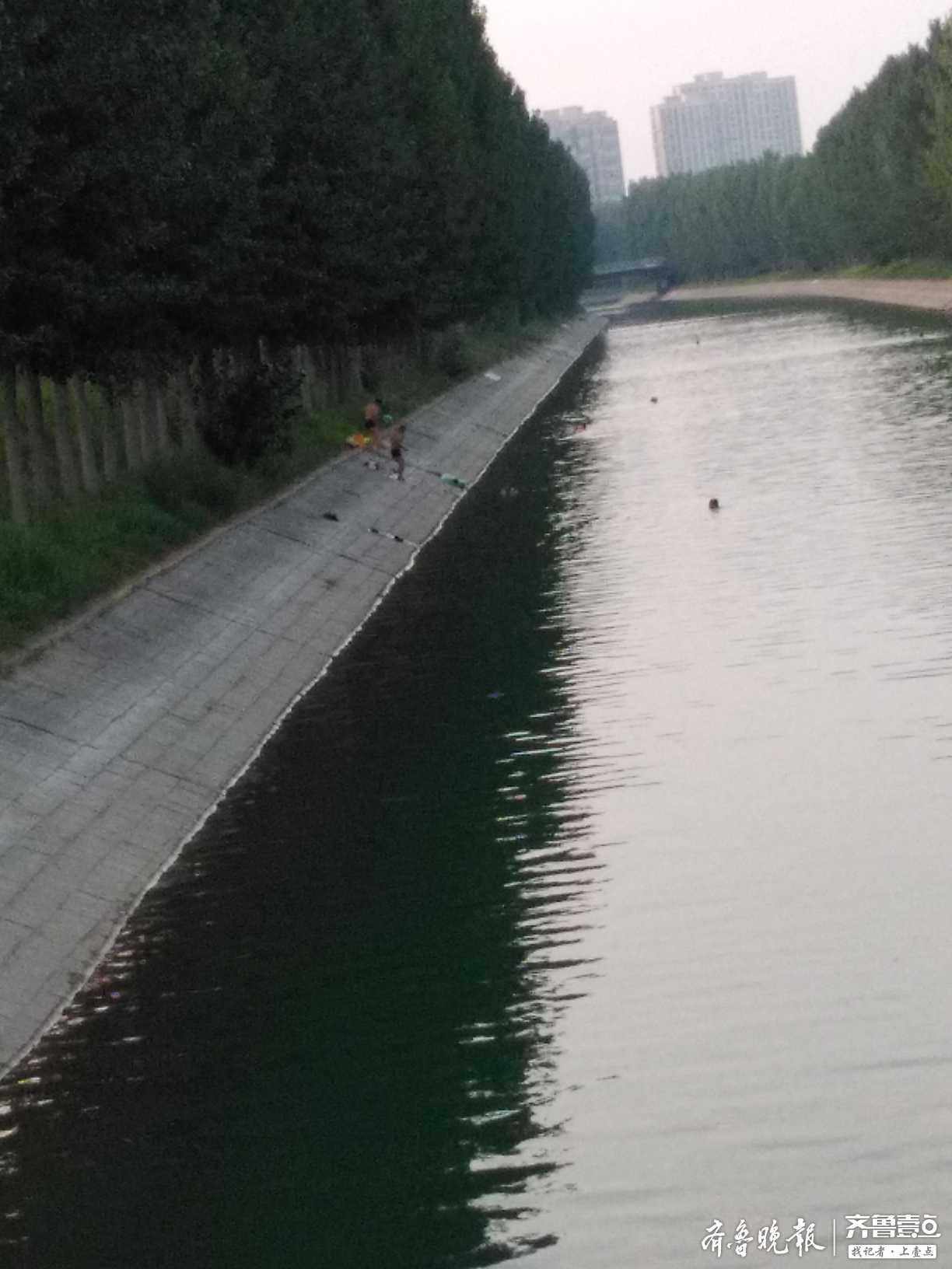 不文明曝光台聊城二干渠河段一些市民下河游泳