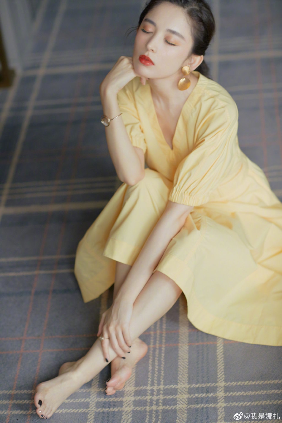 古力娜扎穿鹅黄复古裙明朗俏皮 肤白貌美似"奶黄妹妹"