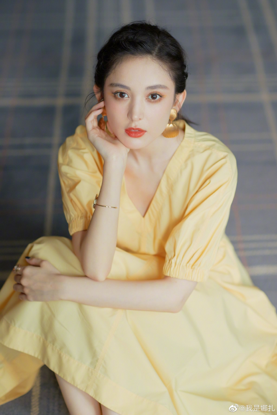 古力娜扎穿鹅黄复古裙明朗俏皮 肤白貌美似"奶黄妹妹"