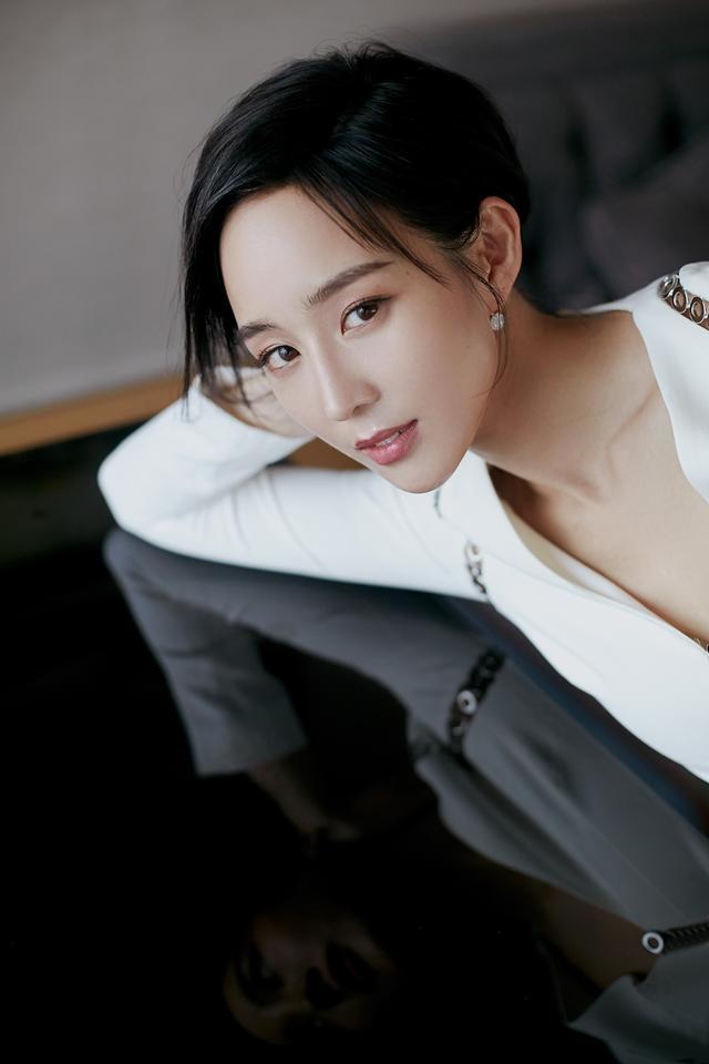 张钧甯亮相上海发布会 水蜜桃染唇妆带来夏日甜蜜