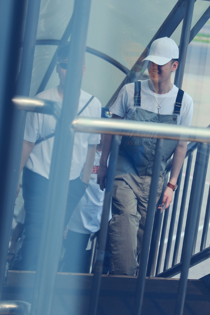 大连云起雷鸣专场张云雷穿背带裤露甜笑杨九郎纯色t放飞自我