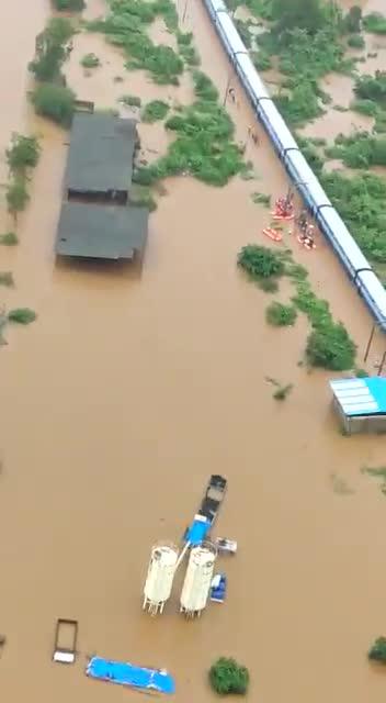 印度暴雨致火车被淹 1000多被困乘客坐船逃离