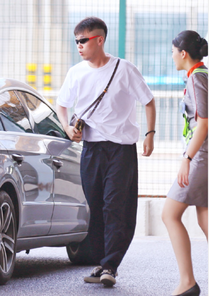 大连云起雷鸣专场张云雷穿背带裤露甜笑杨九郎纯色t放飞自我