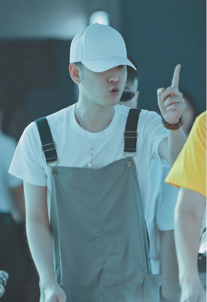 大连云起雷鸣专场张云雷穿背带裤露甜笑杨九郎纯色t放飞自我