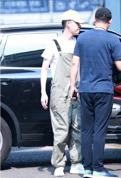 大连云起雷鸣专场张云雷穿背带裤露甜笑杨九郎纯色t放飞自我