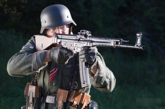 mp44自动步枪是德国在1941年到1942年研制的一款新型自动步枪