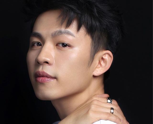 杨紫带不火,他是《亲爱的》涨粉最慢的男星,戏外是一精干小伙|郑辉