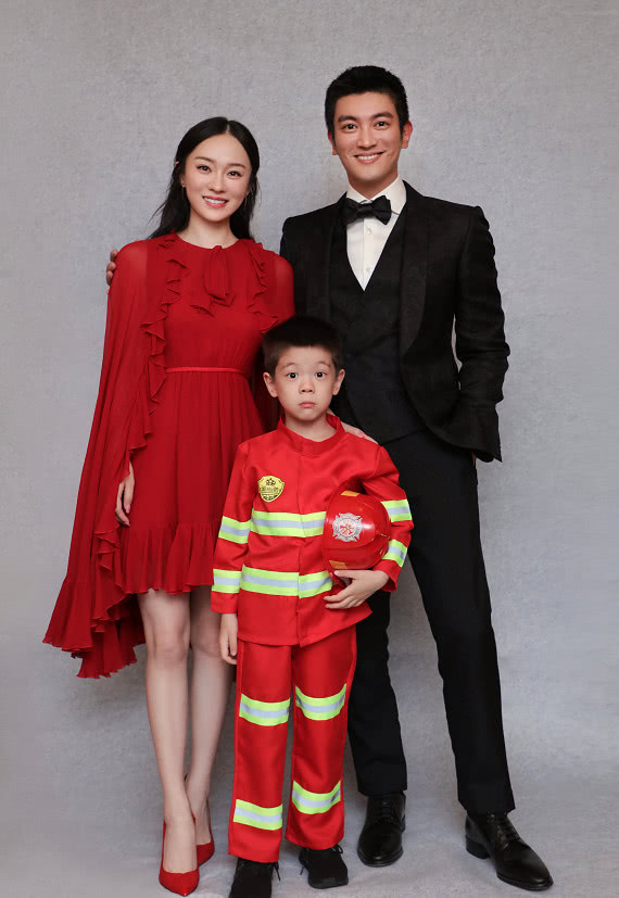 杜江霍思燕嗯哼一家三口走红毯,颜值超高,好养眼的一家三口!