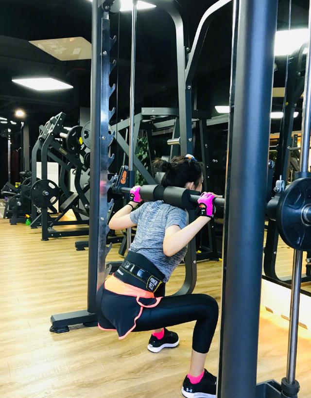 谢娜晒得奖照清瘦有型变年轻夏日马甲线展露超强毅力