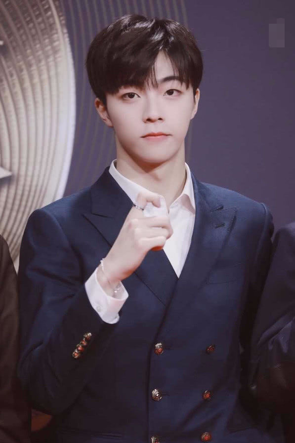 有一种时尚是陈立农的收腰西装,看着普通,只有他穿出韩国欧巴范