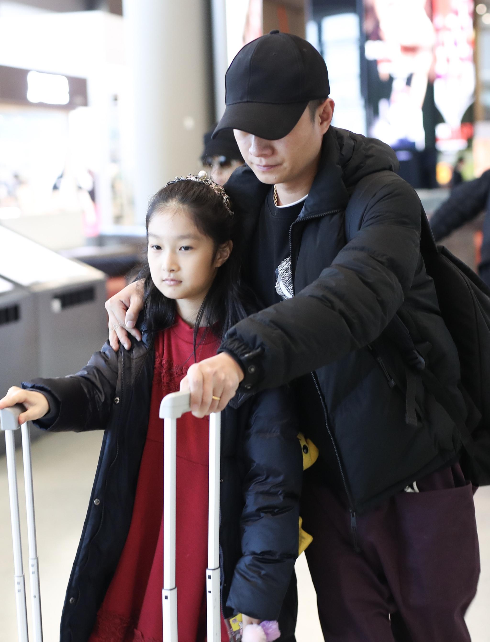 文章朋友圈曝光晒女儿,马伊琍评论:爸爸辛苦了!