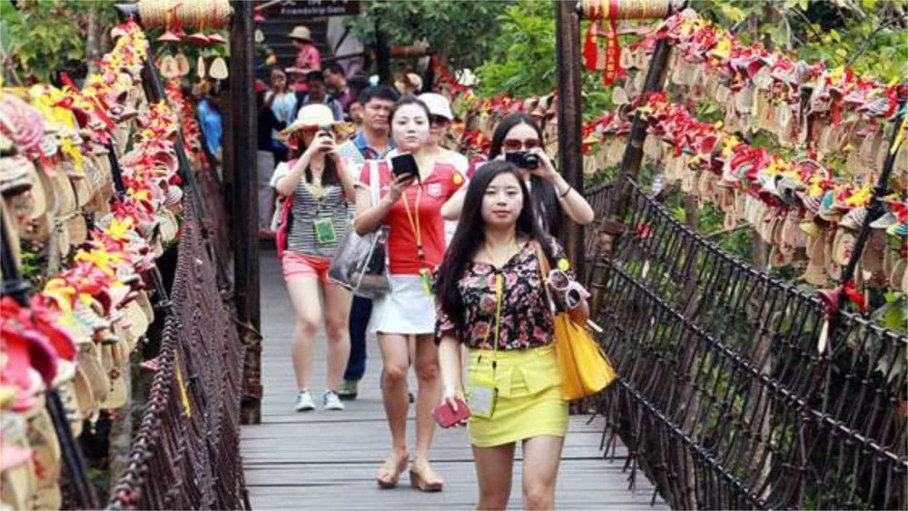 在旅行中,为何看到的大部分游客都是女性,男游客却很少?