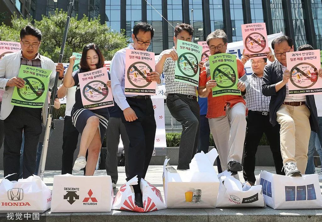 　　7月5日，韩国市场协会在日本驻韩国大使馆附近召开发布会，宣布中断贩卖日本商品。在现场，协会工作人员踩瘪了印有日本企业标识的纸箱。/视觉中国
