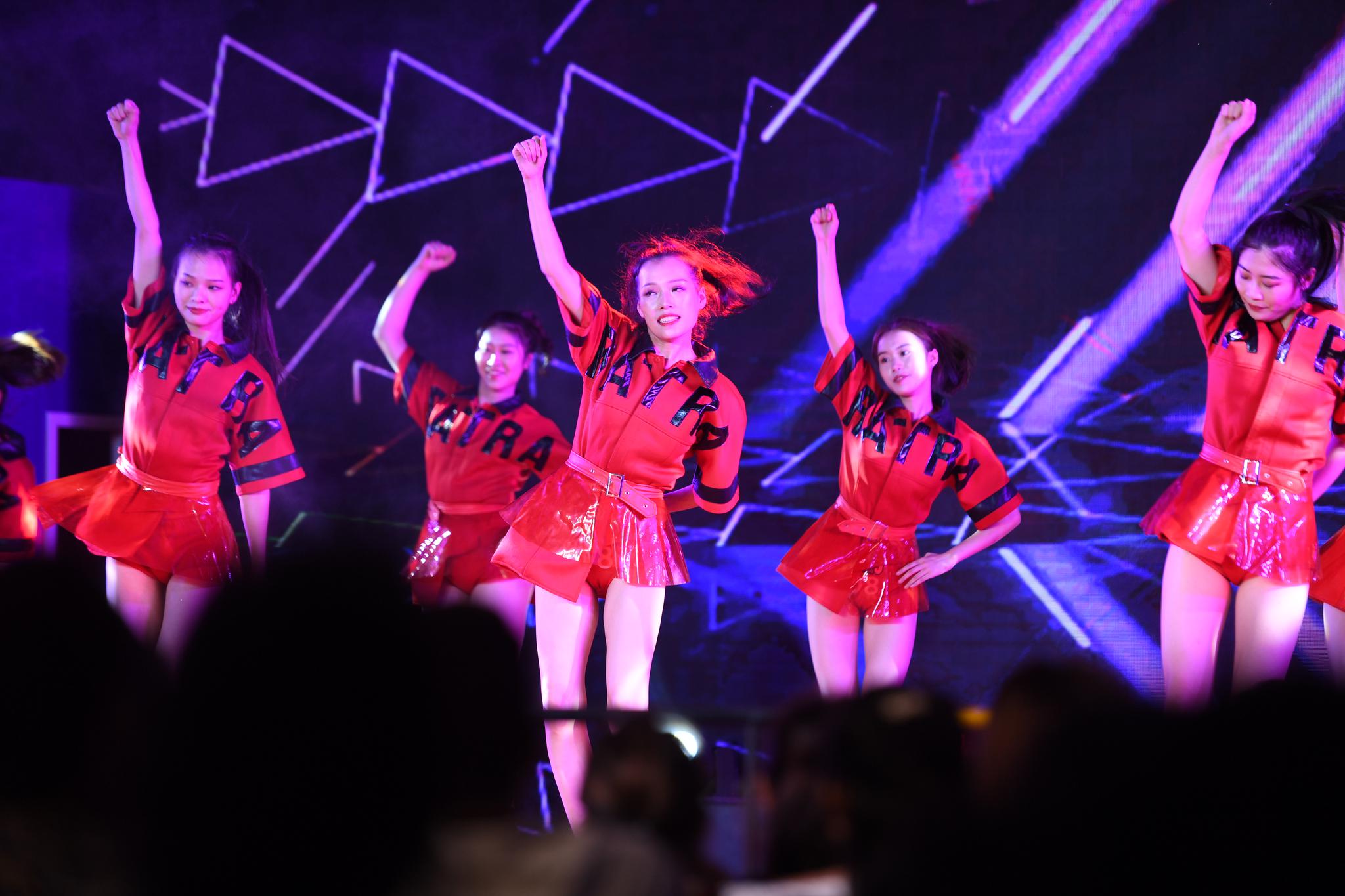 郴州鲲鹏国际商贸城卓依婷演唱会举行