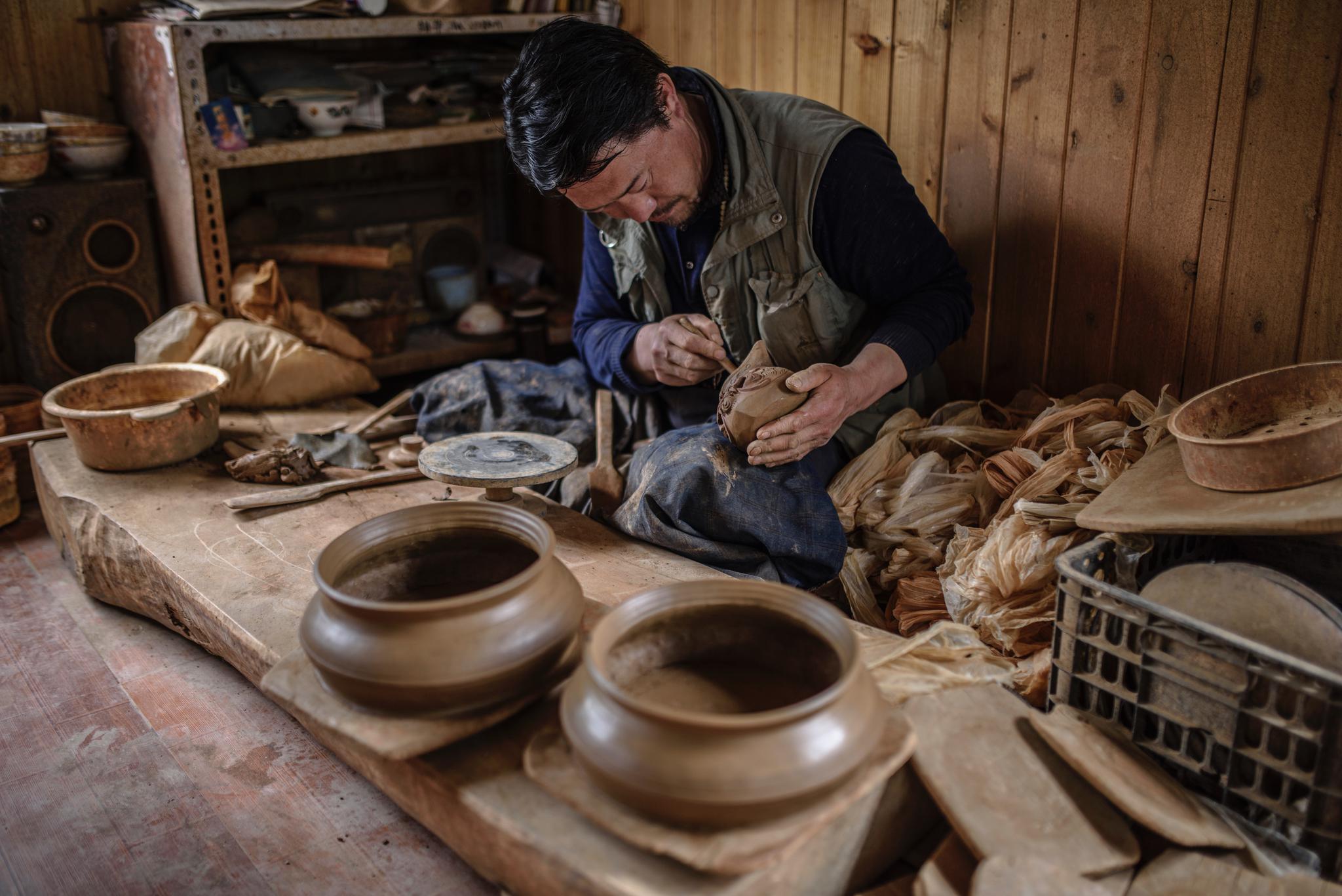 传承者尼西黑陶藏族传统生活器物的质朴之美