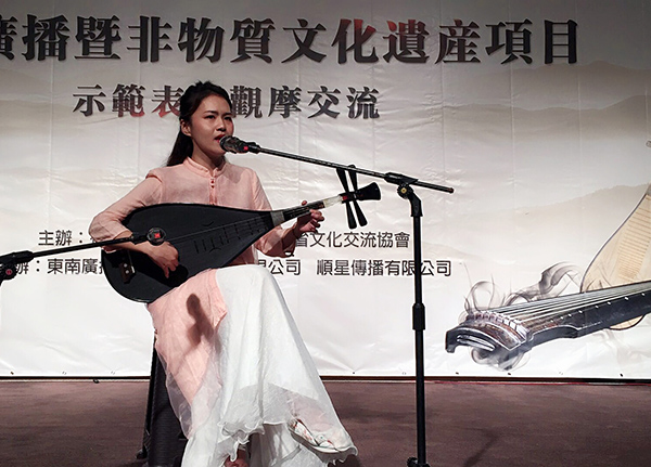 泉州南音青年传习人张昭玲弹唱南音选段《鱼沉雁杳》.(中国台湾网发)