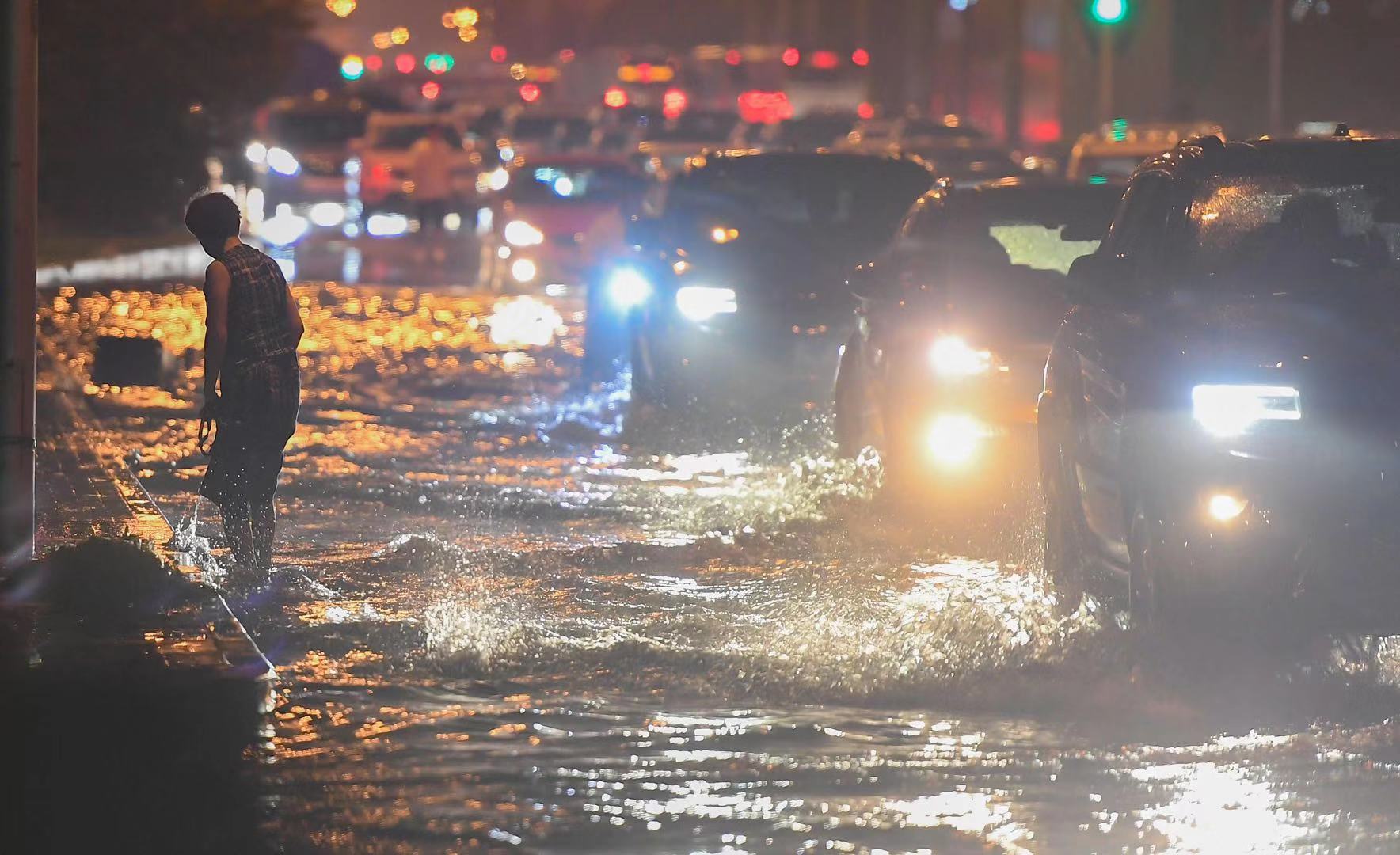 北京大雨金台路积水 抢险人员撬井盖排水|井盖|积水_新浪新闻