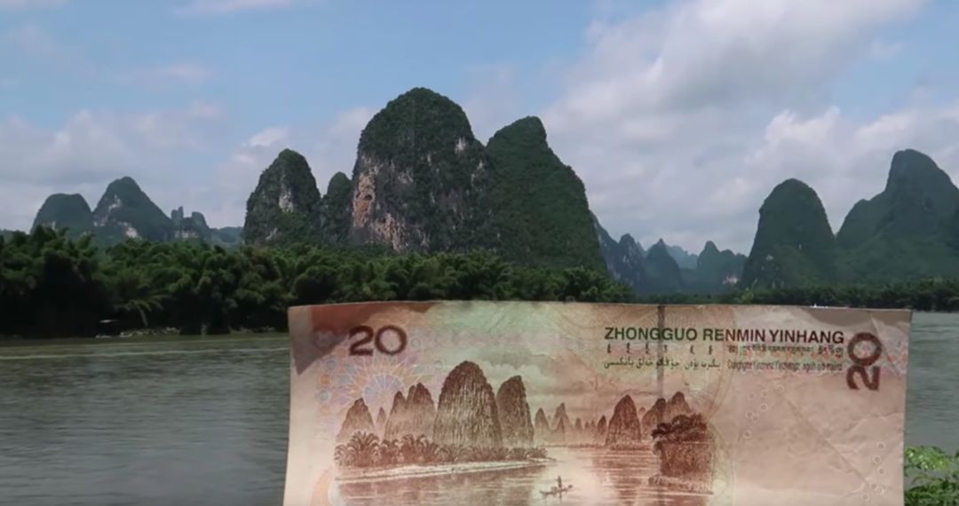 举着20元人民币一路对比外国博主找到了这个图案的取景地