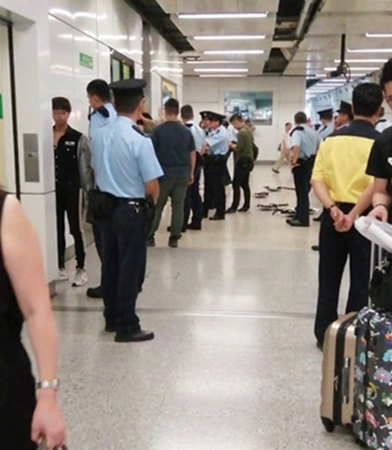 警方现场调查，地上放置黑衣人持有的攻击性武器。图源：香港“东网”，下同